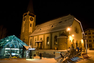 写真:圧雪車と夜のツェルマット
