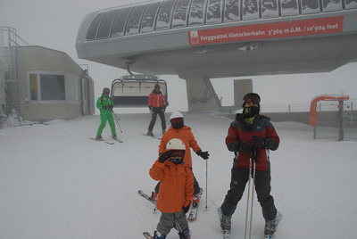 写真:フルグ氷河上を滑る