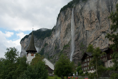 写真:ラウターブルンネンと滝ハイキング