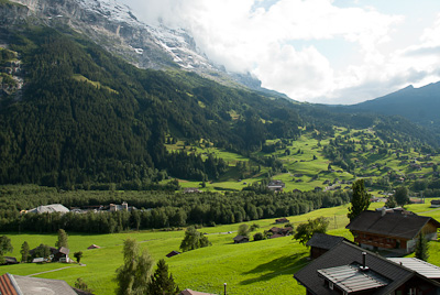 写真:グリンデルワルトの公園と貸し別荘のテラス