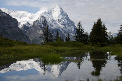 写真:逆さアイガーが水面に映るアントゼーヴェン