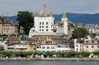 写真:レマン湖畔の街ニヨン