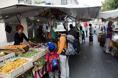 写真:ジュネーヴ市電とカルージュの朝市